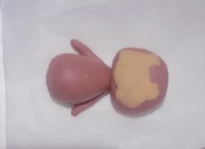 把头部和身体部分放在一起，把脸部面片贴在小鹿头部如图，可粘少量清水