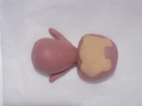 把头部和身体部分放在一起，把脸部面片贴在小鹿头部如图，可粘少量清水