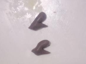 取奥利奥面团1克左右，制作出小鹿的两只角如图