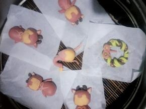 依次做好，冷水下锅开小火5分钟后关火，把制作好的面团发酵20分钟(时间仅作参考具体发酵至面团略略变大，手指轻按面团慢慢回弹即可。)开大火，水开后再蒸15分钟，关火闷3分钟，即可(余下的面团可发挥想象力制作出别的自己喜欢的样子哈，我制作了一个花环和一个小美女)