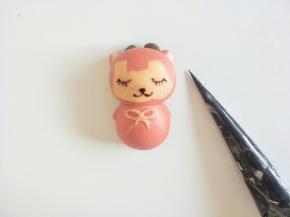 出锅后用巧克力膏画上眼睛和嘴巴即可