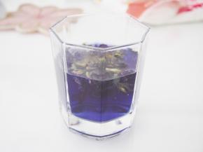 蝶豆花放入杯子中，冲入纯净水成为蓝色