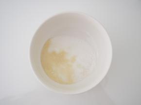 将8g吉利丁粉和15g细砂糖放入碗中，准备两份