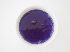 将其中一份中倒入200ml深色蝶豆花水，另一份中倒入200ml浅色蝶豆花水，放入微波炉加热1分钟至吉利丁粉全部融化