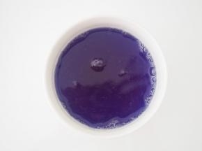 将其中一份中倒入200ml深色蝶豆花水，另一份中倒入200ml浅色蝶豆花水，放入微波炉加热1分钟至吉利丁粉全部融化