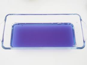 将步骤2的深色溶液倒入容器中，放入冰箱冷却至凝固