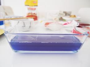 继续将步骤3的浅色溶液倒入容器中，放入冰箱冷藏至凝固