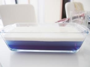 将6g吉利丁粉、15g细砂糖和150ml牛奶倒入容器中，放入微波炉加热1分钟至吉利丁粉全部融化，然后倒入模具放入冰箱冷藏至凝固