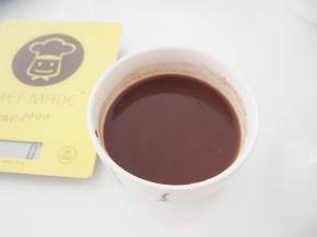 将100g红豆沙、8g吉利丁粉、15g细砂糖和200ml清水倒入容器中，放入微波炉加热1分钟至吉利丁粉全部融化