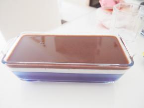 将步骤7的溶液倒入模具放入冰箱冷藏至凝固