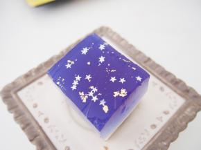 待果冻全部成型后，将模具倒扣，敷上热毛巾脱模，切成小块后撒上食用星星装饰即可