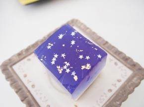 待果冻全部成型后，将模具倒扣，敷上热毛巾脱模，切成小块后撒上食用星星装饰即可