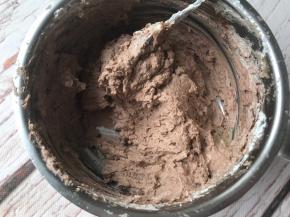 然后和栗子泥混合均匀。