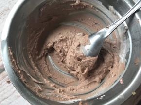 接下来我们制作栗子奶油泥，将100克淡奶油加9克糖加可可粉打至7分发即可。