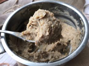 炒到全部材料融合，栗子成为顺滑泥状的时候停止，晾凉备用。