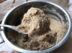 炒到全部材料融合，栗子成为顺滑泥状的时候停止，晾凉备用。