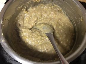 全程保持小火并不断搅拌防糊底，栗子泥会一点点变粘稠。