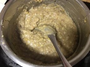 全程保持小火并不断搅拌防糊底，栗子泥会一点点变粘稠。