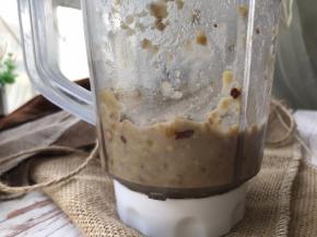 加少量牛奶或水用破壁机或搅拌机搅成糊状，没有机器的就省略这步。