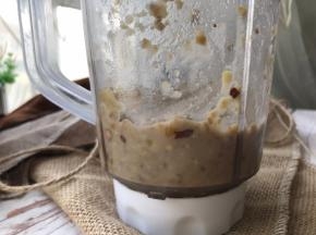 加少量牛奶或水用破壁机或搅拌机搅成糊状，没有机器的就省略这步。