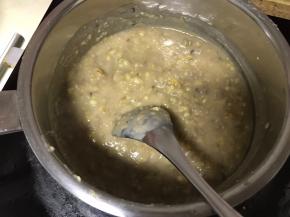 栗子碎加配方中的黄油、糖、水或牛奶在锅中炒制。