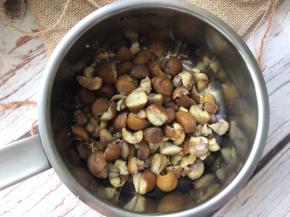 首先我们制作栗子泥，栗子去皮煮至熟烂。