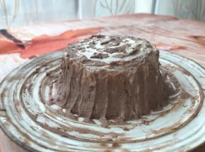 将打发好的淡奶油涂抹在四周，然后再抹上栗子奶油泥，做出树桩模样。