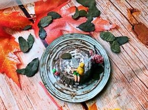 然后撒上防潮糖粉，摆上装饰大功告成！