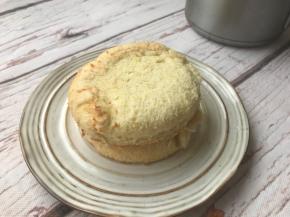 接着将蛋糕片摞在一起。（图片上这个做的是4寸的，用蛋糕卷胚子裁剪的）