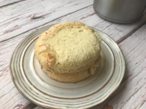 接着将蛋糕片摞在一起。（图片上这个做的是4寸的，用蛋糕卷胚子裁剪的）