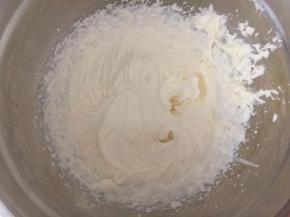 加3克糖打发剩下的淡奶油大概7、8分状态。