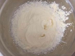 加3克糖打发剩下的淡奶油大概7、8分状态。