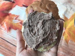 蛋糕片每层中间都抹上栗子奶油泥。