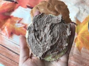 蛋糕片每层中间都抹上栗子奶油泥。