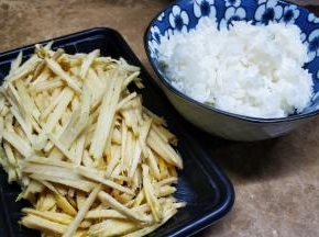 姜去皮洗干净切丝