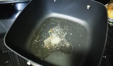 锅里热油，倒入蒜盐、糖