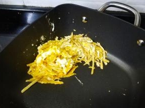 炒均匀后推到锅边