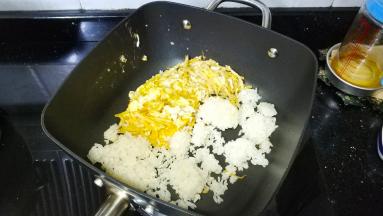 倒入打散后的米饭，调中火，快手翻炒米饭