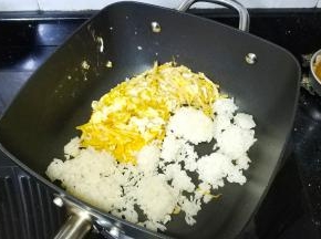 倒入打散后的米饭，调中火，快手翻炒米饭