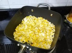 炒至米粒干爽，感觉米粒能在锅中跳舞时就可以了