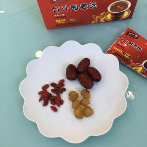 红枣，桂圆干和枸杞子用开水烫洗一下。