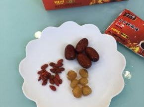 红枣，桂圆干和枸杞子用开水烫洗一下。