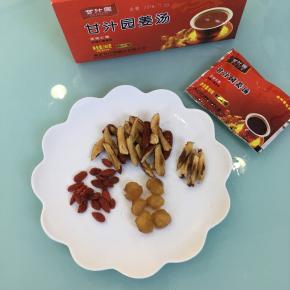 用剪刀将红枣剪成小块，弃核。