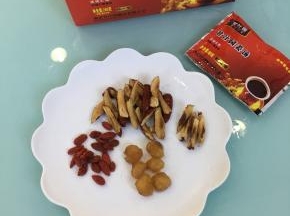 用剪刀将红枣剪成小块，弃核。