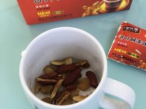 红枣，桂圆干和枸杞子放入杯中。