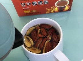倒入滚烫的开水，加盖焖5分钟。