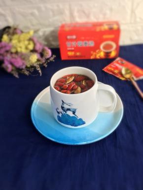 揭盖搅拌均匀，趁热饮用，越喝越暖和。