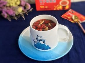 揭盖搅拌均匀，趁热饮用，越喝越暖和。