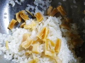 香米洗干净，瑶柱泡软撕碎放入米里，再用油、盐腌10分钟