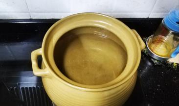 煲里放入足量水